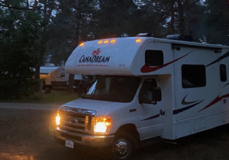 一家人烤火聊天朋友圈說說 一家人圍著烤火心情感