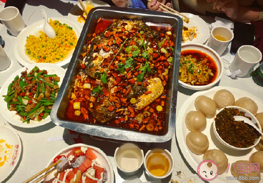 冬天吃烤魚的心情說說 冬天吃烤魚曬朋友圈句子