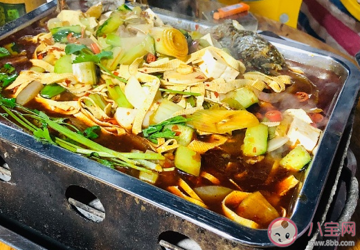 冬天吃烤魚的心情說說 冬天吃烤魚曬朋友圈句子