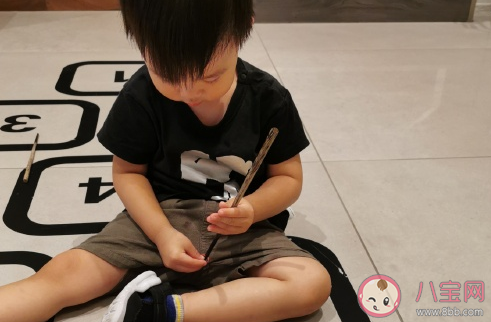 女兒第一次用筷子吃飯發(fā)朋友圈 表揚(yáng)小朋友會(huì)用筷子了心情感言