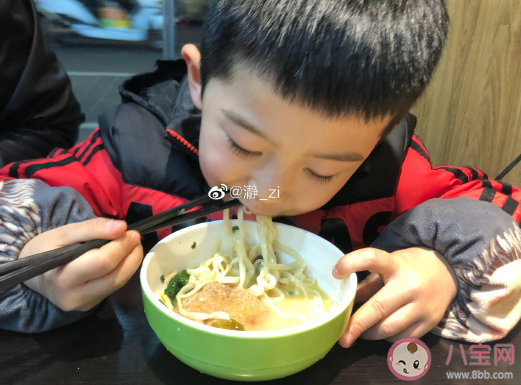 女兒第一次用筷子吃飯發(fā)朋友圈 表揚(yáng)小朋友會(huì)用筷子了心情感言