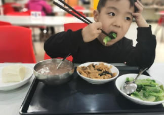 女兒第一次用筷子吃飯發朋友圈 表揚小朋友會用筷子了心情感言