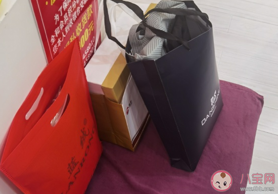 過(guò)年給爸媽買(mǎi)衣服的朋友圈說(shuō)說(shuō) 過(guò)年給爸媽高興心情一句話