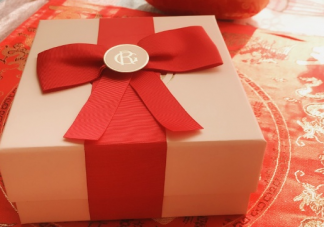 第一次收到圣誕節禮物開心激動心情說說 第一次收到圣誕節禮物曬朋友圈文案