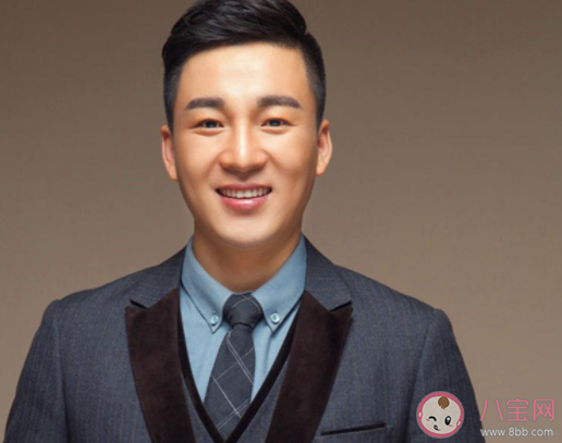 在人潮里擁抱管他世俗紛擾是什么歌 《人潮里擁抱》完整版歌詞在線聽歌