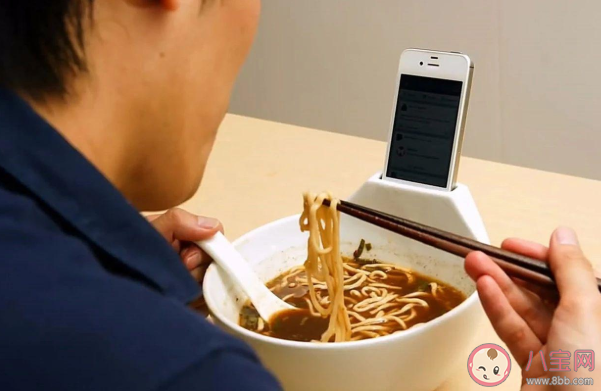 邊吃飯邊玩手機會胖嗎 邊吃飯邊玩手機對健康有什么影響