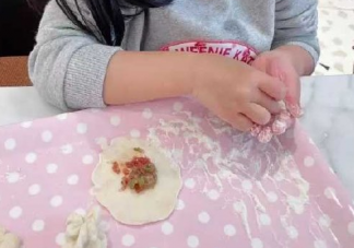 女兒包餃子發朋友圈配字句子 夸女兒包的餃子文案說說