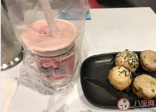 2020年最后一杯奶茶曬朋友圈文案 2020年最后一杯奶茶心情感言