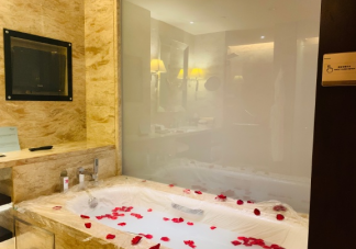 適合泡澡放松心情發的說說句子 玫瑰牛奶浴泡澡曬朋友圈句子