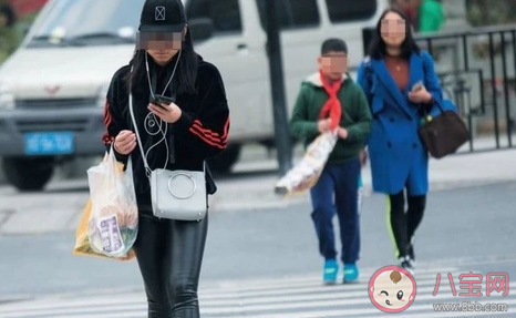 天津過馬路的低頭族罰款多少 過馬路低頭族有多危險