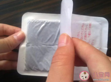 暖寶寶的粉末弄到床上如何清理 暖寶寶的粉末能碰水嗎 暖寶寶的粉末弄到床上如何清理 暖寶寶的粉末能碰水嗎