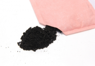 暖寶寶里面的黑色粉末有毒嗎 暖寶寶黑粉末碰到皮膚會有毒嗎