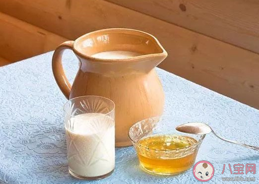 蜂蜜和牛奶犯一起喝會不會犯相相沖 蜂蜜加牛奶會上火嗎