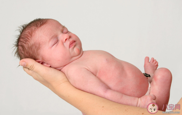 新生兒睡得太久會餓嗎 寶寶睡得太久需要叫起來喂奶嗎