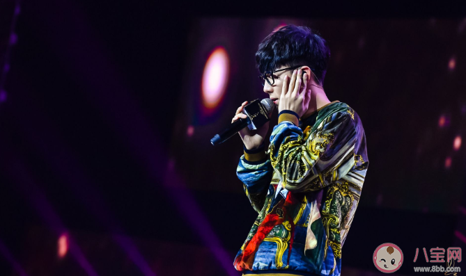 為什么歌手演唱都必須戴耳返 耳返里放的是什么內(nèi)容