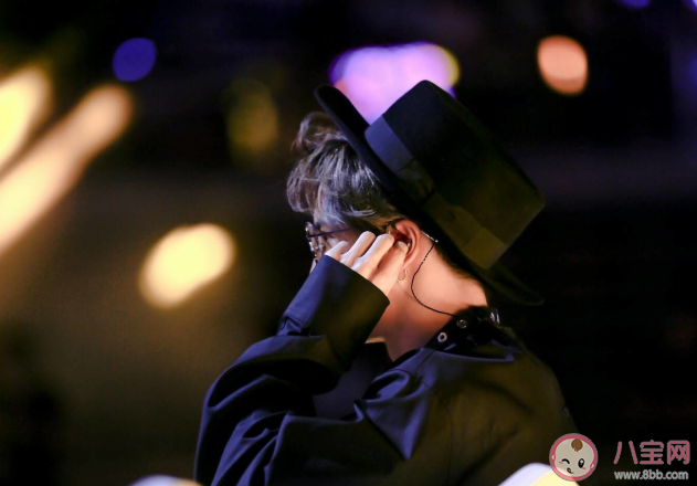 為什么歌手演唱都必須戴耳返 耳返里放的是什么內(nèi)容