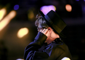 為什么歌手演唱都必須戴耳返 耳返里放的是什么內容