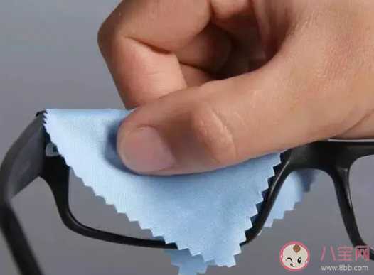 眼鏡縫隙里面的綠色要怎么清理 眼鏡鼻托有綠色是怎么回事