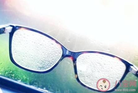 眼鏡縫隙里面的綠色要怎么清理 眼鏡鼻托有綠色是怎么回事