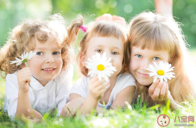 家長要教育女孩子守住這幾個底線 怎樣培養自尊自愛的孩子