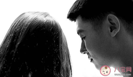 同事之間曖昧不清的表現有哪些 和同事曖昧開玩笑的底線在哪