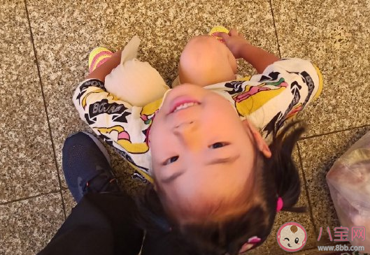 感慨女兒會站著了朋友圈說說 女兒會自己站起來感慨感言