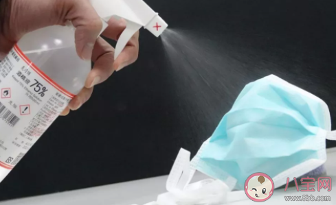 消毒防疫時哪種使用酒精的做法是安全的 擦拭手機或者托擦地板