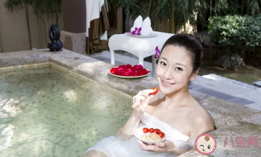 女性泡溫泉會傳染婦科病嗎 女士泡溫泉要穿內褲嗎