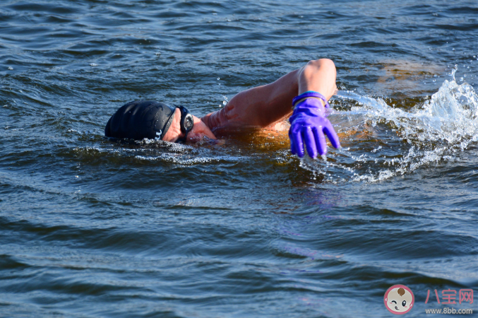 冬泳后為什么不能馬上洗熱水澡 冬泳后身體怎么快速回暖