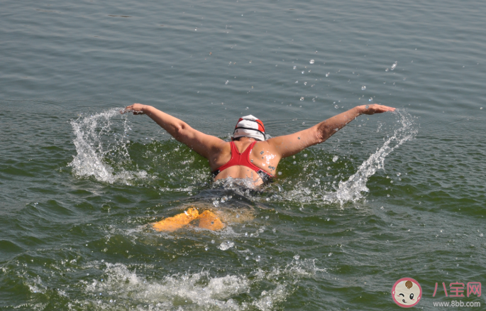 冬泳后為什么不能馬上洗熱水澡 冬泳后身體怎么快速回暖