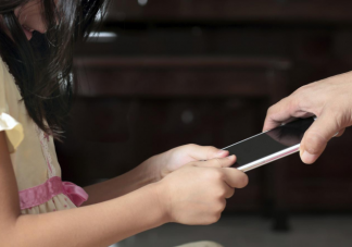 孩子沉迷手機(jī)強(qiáng)行禁止有什么后果 寒假怎么避免孩子沉迷手機(jī)