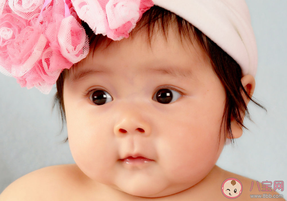 一歲左右寶寶的心理特征是怎樣的 怎么和1歲以內的嬰兒玩耍