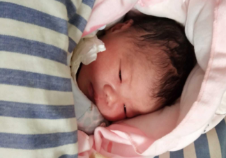 寶寶出生后眼睛睜開(kāi)的晚和智商有關(guān)系嗎 怎樣幫助新生兒睜眼睛