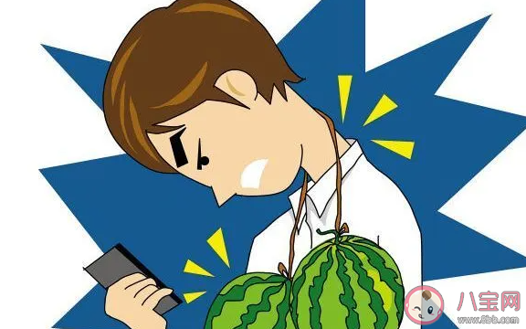 低頭玩手機(jī)脖子累怎么辦 如何科學(xué)的躺著玩手機(jī)