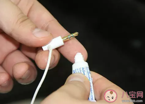 耳機網(wǎng)罩上面有耳屎怎么辦 藍牙耳機臟了怎么清理