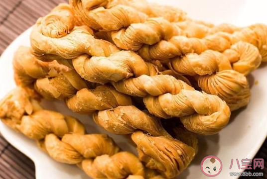 抹茶草莓雪花酥怎么做的 抹茶草莓雪花酥做法教程