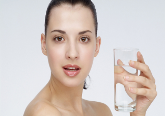 等到口渴才喝水好嗎 8杯水正確喝水時間