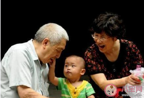 孩子到底該不該讓父母來帶 父母有義務(wù)幫忙帶孩子嗎 孩子到底該不該讓父母來帶 父母有義務(wù)幫忙帶孩子嗎