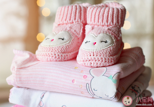 一歲內的小嬰兒連體衣和分體衣怎么選 準媽媽該如何給新生兒買衣服