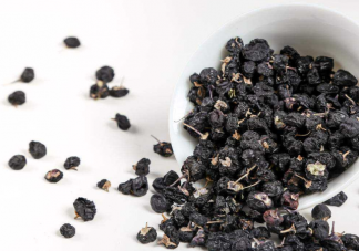 黑色的枸杞和紅色枸杞有什么區(qū)別 經(jīng)喝黑枸杞泡水身體會(huì)有哪些好處