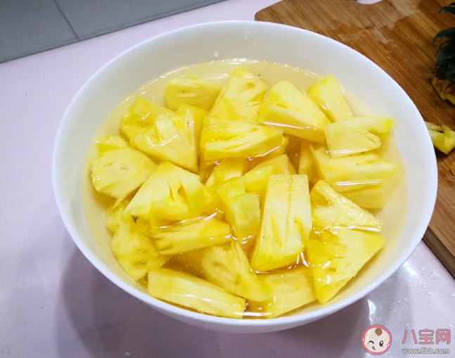 吃菠蘿前要用鹽水浸泡多久 鹽水泡菠蘿是用熱水還是冷水