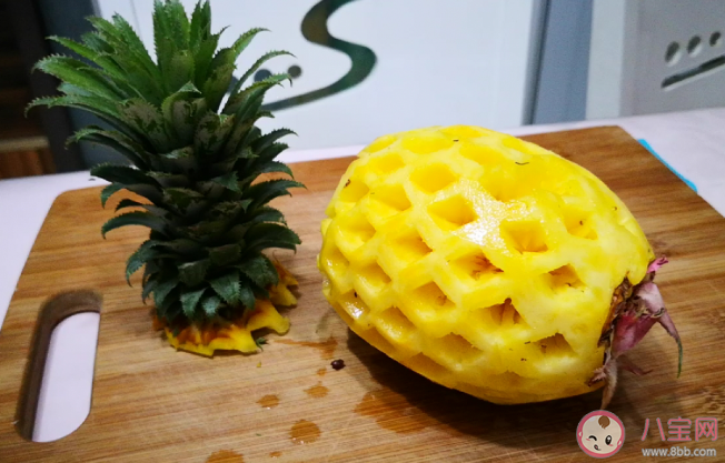 吃菠蘿前要用鹽水浸泡多久 鹽水泡菠蘿是用熱水還是冷水