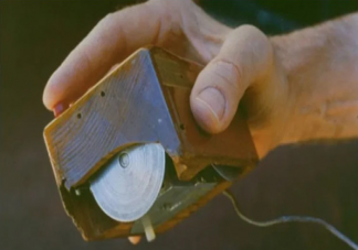 世界上第一個鼠標的外殼是用木頭還是鐵片做成的 鼠標是怎么發明出來的