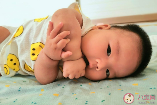 寶寶偏頭會影響視力發(fā)育是真的嗎 寶寶偏頭長大了會自然好嗎