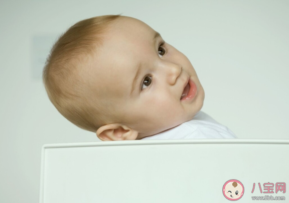 寶寶偏頭會影響視力發(fā)育是真的嗎 寶寶偏頭長大了會自然好嗎