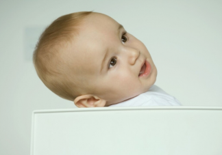 寶寶偏頭會影響視力發(fā)育是真的嗎 寶寶偏頭長大了會自然好嗎