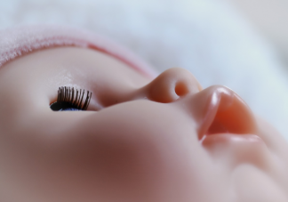 涂什么東西可以讓寶寶的睫毛長得更長 睫毛長短和什么有關(guān)