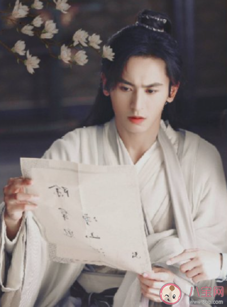 我知他遙遠如月亮但又好貼近我心臟 類似的句子還有哪些