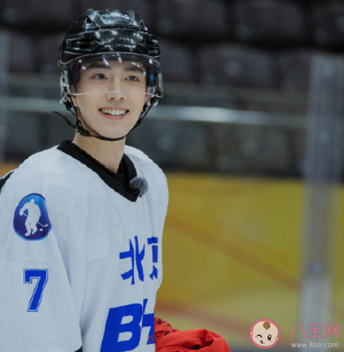 我知他遙遠如月亮但又好貼近我心臟 類似的句子還有哪些