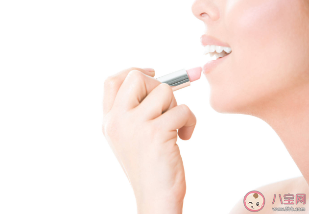 嘴唇干燥要多涂潤唇膏嗎 潤唇膏哪些成分不推薦 嘴唇干燥要多涂潤唇膏嗎 潤唇膏哪些成分不推薦